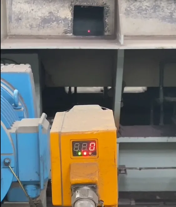 Reflective laser detector for locating the position of steel billets